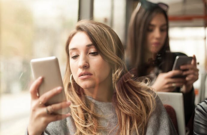 Άγχος, φόβος, διάσπαση προσοχής: Οι επιπτώσεις της κατάχρησης του smartphone