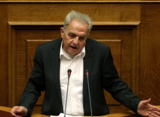 Τίτλος: Στα όρια νευρικής κρίσης η κυβέρνηση. Δύο υπουργοί και ένας Δήμαρχος καθυστερούν τα Hot spots. Αιχμές αφήνει ο Μουζάλας.