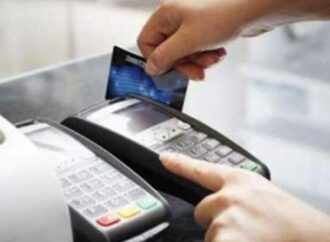 Λόγω των capital controls αυξήθηκαν οι συναλλαγές με χρεωστικές κάρτες