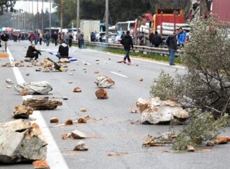 Άγρια επεισόδια μεταξύ αγροτών και αστυνομίας σε όλη την Αθήνα