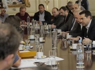 Σε εξέλιξη η συνάντηση του πρωθυπουργού με τους αγρότες – Μικροεπεισόδια και αποκλεισμοί στην πόρτα του Μαξίμου