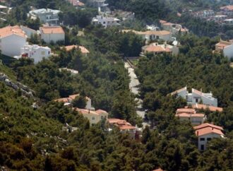 Προς τη νομιμοποίηση αυθαιρέτων σε πρώην δασικές περιοχές κινείται η κυβέρνηση