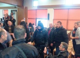 Κουκουλοφόροι επιτέθηκαν σε πολιτευτή της Χρυσής Αυγής στο Βόλο