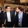 Αγκαλιά με τον συλληφθέντα για εκβιασμό ο Τσίπρας και ο Βαρουφάκης