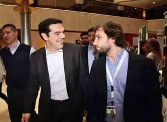 Αγκαλιά με τον συλληφθέντα για εκβιασμό ο Τσίπρας και ο Βαρουφάκης