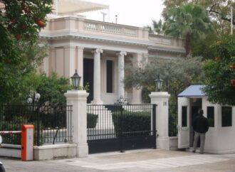 Κυβερνητικό αλαλούμ για τον Σφακιανάκη, ο οποίος τελικά «τρώγεται» για να σωθεί ο Τόσκας
