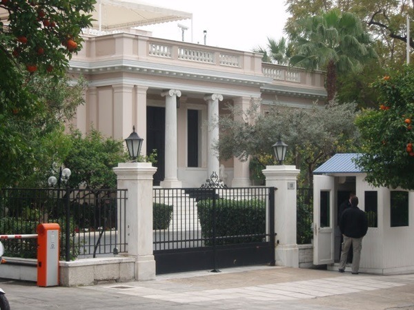 Κυβερνητικό αλαλούμ για τον Σφακιανάκη, ο οποίος τελικά «τρώγεται» για να σωθεί ο Τόσκας
