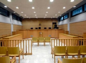 Συνεχίζουν την αποχή από τα καθήκοντά τους δικηγόροι και συμβολαιογράφοι