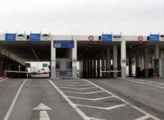 Σκληραίνουν την στάση τους οι αγρότες – Κλείνουν το τελωνείο των Κήπων και τα Τέμπη