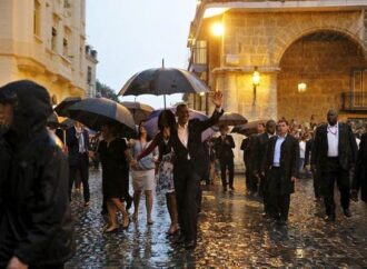 Οι πρώτες στιγμές Ομπάμα στην Κούβα με γυναίκα, κόρες και πεθερά