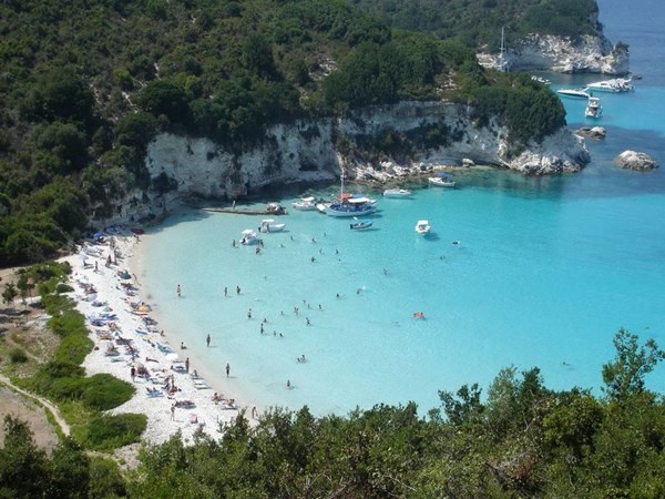 PARALIES-BOYTOYMI-ANTIPAXOI