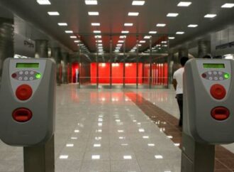 Eπίθεση με βαριοπούλες στο Μετρο στο Μοναστηράκι