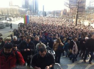 Πολύωρη ταλαιπωρία στις Βρυξέλλες – Περιμένουν στην ουρά για να πάρουν το τρένο