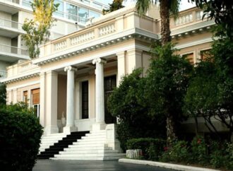 Με ειρωνία απάντησε το Μαξίμου στη δήλωση Κουμουτσάκου