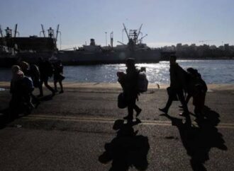 Αδειάζουν τα νησιά από πρόσφυγες