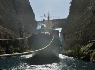 Δείτε πως διασχίζουν τον Ισθμό τα πολεμικά του ΝΑΤΟ