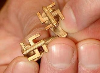 Τα μανικετόκουμπα του Χίτλερ σε δημοπρασία