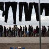 Εθελοντές και πολίτες βοηθούν τους πρόσφυγες-Αντιπροσωπεία Μητροπολιτών στον Πειραιά