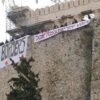 Πανό «Ανοίξτε τα σύνορα» στην Ακρόπολη