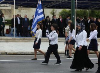 Η μαθήτρια με την μαντήλα στην παρέλαση της Αθήνας