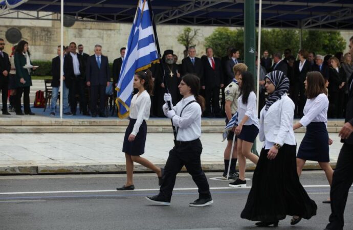 Η μαθήτρια με την μαντήλα στην παρέλαση της Αθήνας