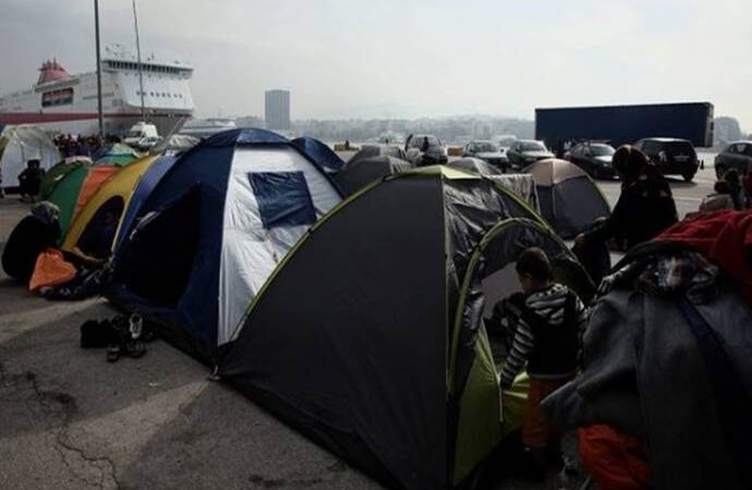 Σχεδόν 6.000 οι πρόσφυγες στον Πειραιά-Επιχείρηση μεταφοράς στον Ελαιώνα