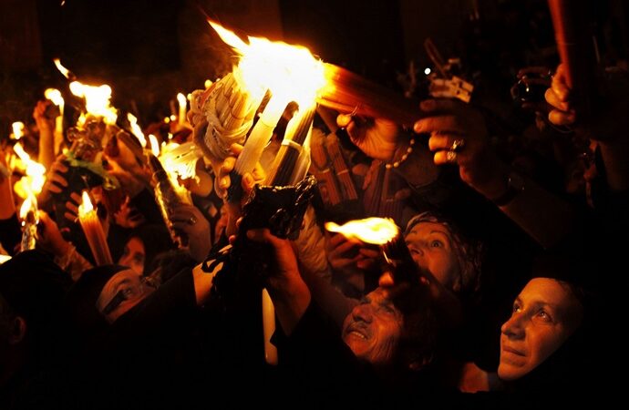 Αεροπορικώς σε 17 πόλεις το Άγιο Φως, το Μεγάλο Σάββατο