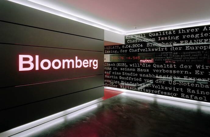 Bloomberg: Η υπερφορολόγηση διώχνει τις επιχειρήσεις από την Ελλάδα