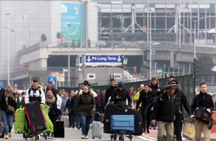 Βρυξέλλες: Σε λειτουργία μερικώς το αεροδρόμιο-Να κλείσουν τα σύνορα θέλουν οι μισοί Βέλγοι