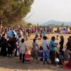 Η ΕΛΑΣ μοιράζει φυλλάδια στους πρόσφυγες