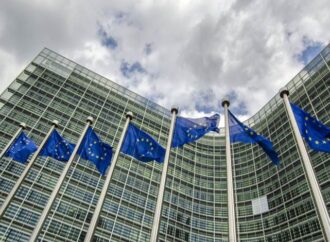 Die Welt: Σχέδιο για εξέταση αιτήσεων ασύλου από Κομισιόν