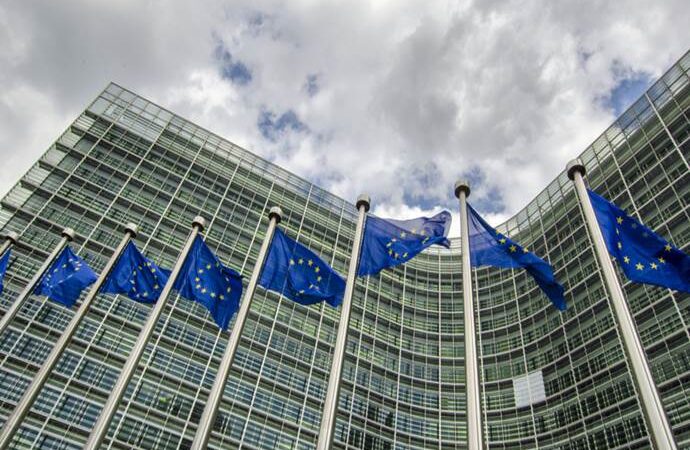 Die Welt: Σχέδιο για εξέταση αιτήσεων ασύλου από Κομισιόν