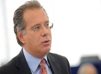 Κουμουτσάκος: Νεοφιλελεύθερος ο Τσίπρας