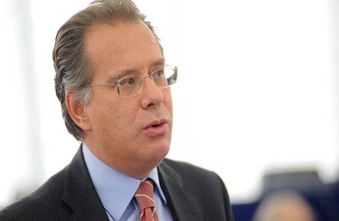 Κουμουτσάκος: Νεοφιλελεύθερος ο Τσίπρας