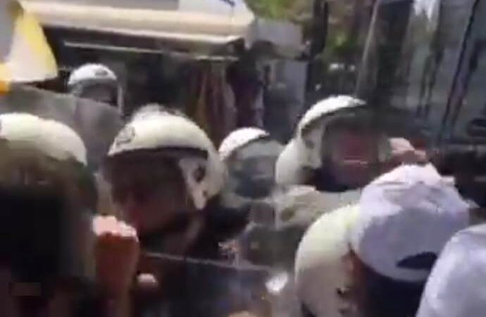 Ενταση στη διαδήλωση των λιμενεργατών κατά ιδιωτικοποίησης ΟΛΠ