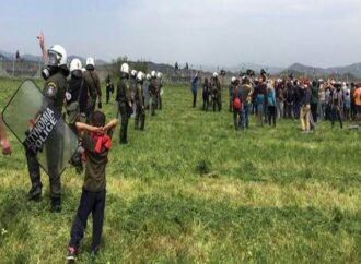 Επεισόδια κοντά στο φράκτη της Ειδομένης. Πέταξαν πάλι χειροβομβίδες κρότου οι Σκοπιανοί