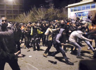 Guardian: Κίνδυνος για βίαια επεισόδια στην Ελλάδα