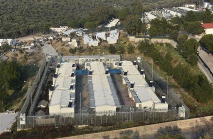 Η ΝΔ καταγγέλλει την Κυβέρνηση για απευθείας αναθέσεις hot spots