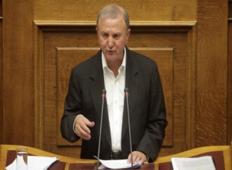 Ο Παπαδόπουλος (ΣΥΡΙΖΑ) απειλεί να παραιτηθεί για  ΦΠΑ στο 24%