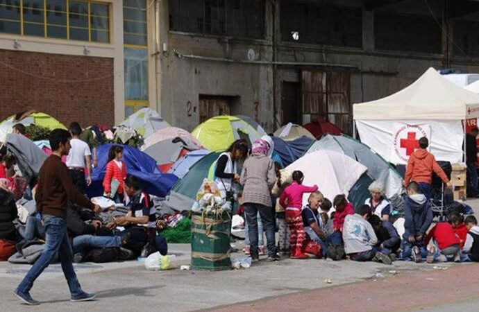 Σε εξέλιξη η μετεγκατάσταση των προσφύγων από τον Πειραιά στον Σκαραμαγκά