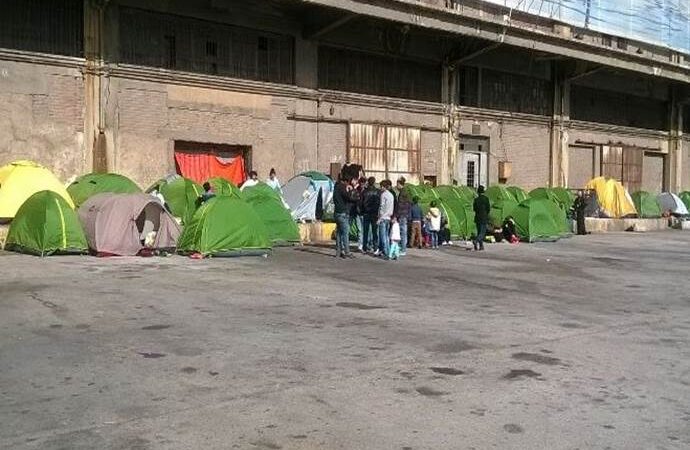 Ενας τραυματίας σε νέα συμπλοκή προσφύγων στον Πειραιά