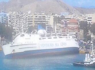 Βυθίζεται το πλοίο “Παναγία Τήνου” στο λιμάνι του Πειραιά