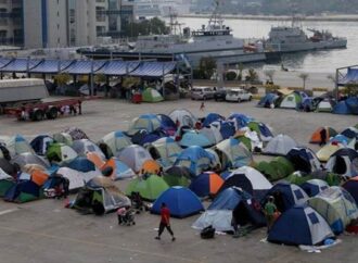 Πρόσφυγες: Δεν πείθονται να φύγουν από Ειδομένη και Πειραιά