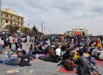 Ελεύθεροι στα νησιά οι πρόσφυγες με έγγραφο «διοικητικού περιορισμού»