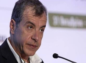 Μείωση του μπόνους και σπάσιμο περιφερειών προτείνει ο Θεοδωράκης για τον εκλογικό νόμο