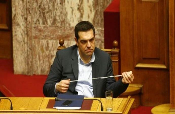 Bloomberg: Σε δεινή δοκιμασία ο Τσίπρας. Οι τρεις επιλογές: Συνθηκολόγηση, εκλογές ή δημοψήφισμα