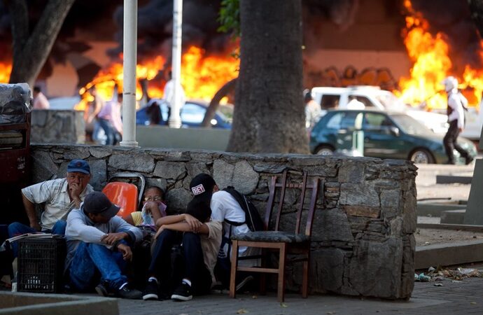 Μέρες Αργεντινής ζει η Βενεζουέλα – Λεηλατούν σπίτια και καταστήματα