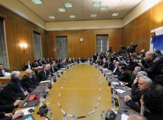 Ξεθάρρεψε η Κυβέρνηση κι επιμένει σε συμβιβαστική λύση για μέτρα και χρέος