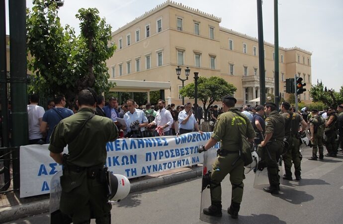 Ένστολοι “περικυκλωμένοι” από τα ΜΑΤ – Διαμαρτυρία κατά του Ασφαλιστικού