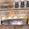 Λαφαζάνης: Πανό έξω από τη Βουλή ύψωσε η Λαϊκή Ενότητα την ώρα της ψηφοφορίας
